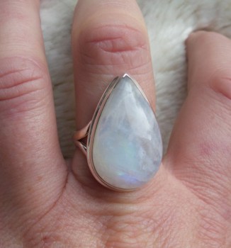 Zilveren ring met druppelvorm regenboog Maansteen 18.5 mm